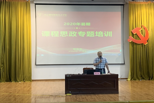 图片包含 室内, 活, 房间, 男人 描述已自动生成